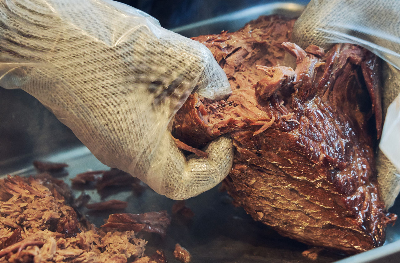 オーストラリア産グラスフェッド・ビーフのモモ肉を180℃のオーブンで２時間以上加熱すると、肉が繊維にそってホロホロと崩れやすくなっている。プルド（引っ張った）という意味通り、焼きあがった肉を手で崩していく、アメリカのBBQの定番調理法だ。
