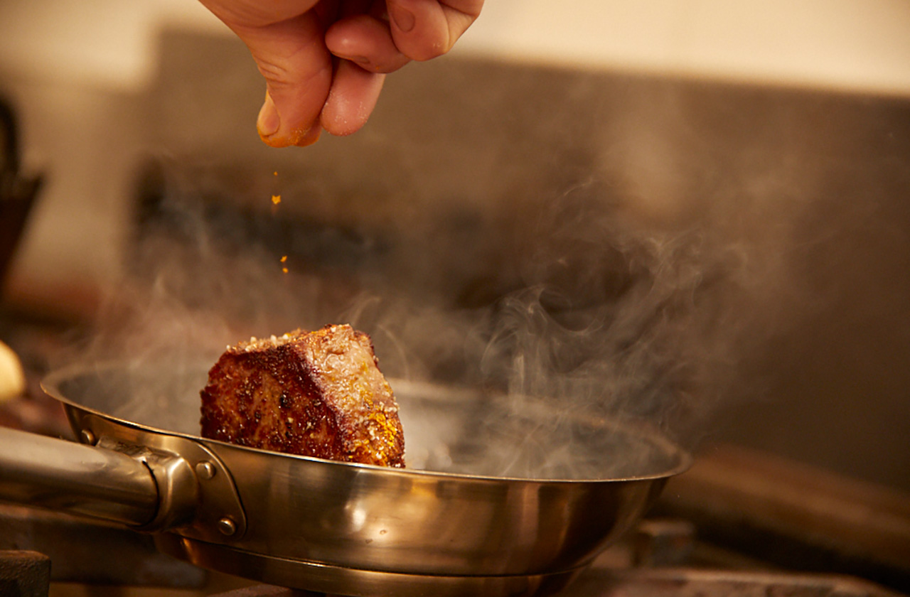 使用している部位は、ストリップロイン。 ステーキなどに使用される部位で、日本ではサーロインとも呼ばれる。松城さんは、まわりのカブリを取り除き、ロース芯だけを使っている。取り除いたカブリは、煮込み料理などにまわす。