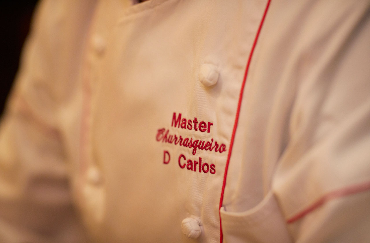 カルロスさんのコックコートには「Master Churrasqueiro D Carlos」の文字が刺繍されていた。