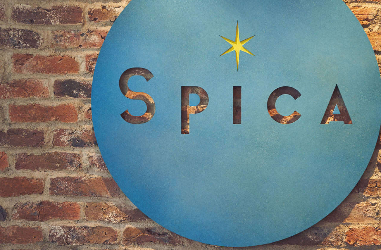 スピカ（SPICA）は、明るく青い光を放つおとめ座の一等星の名前である。星と青で店のロゴや店内のデザインも統一されている。