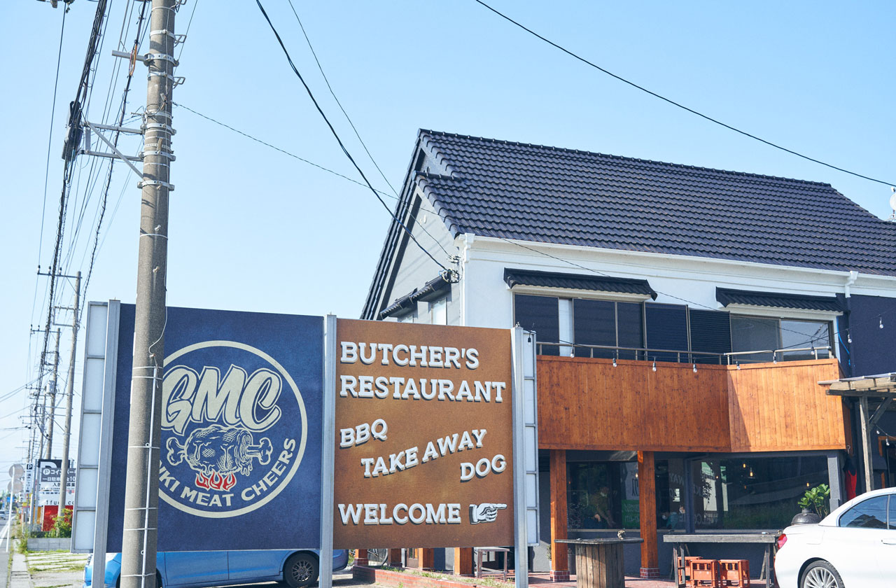 九十九里海岸に沿う通りに建つGMC Grill。GMCは「Genki Meat Cheers」の頭文字をとった。Cheersは、乾杯を意味する英語で、オーストラリアでは、よりカジュアルなシーンで「ありがとう」の意味でも使う。